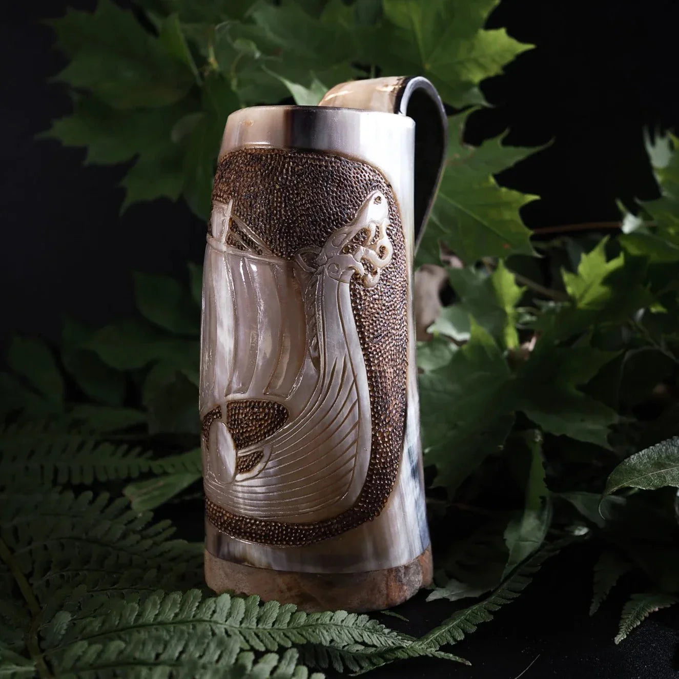 Handsnidad hornmugg, vikingskepp