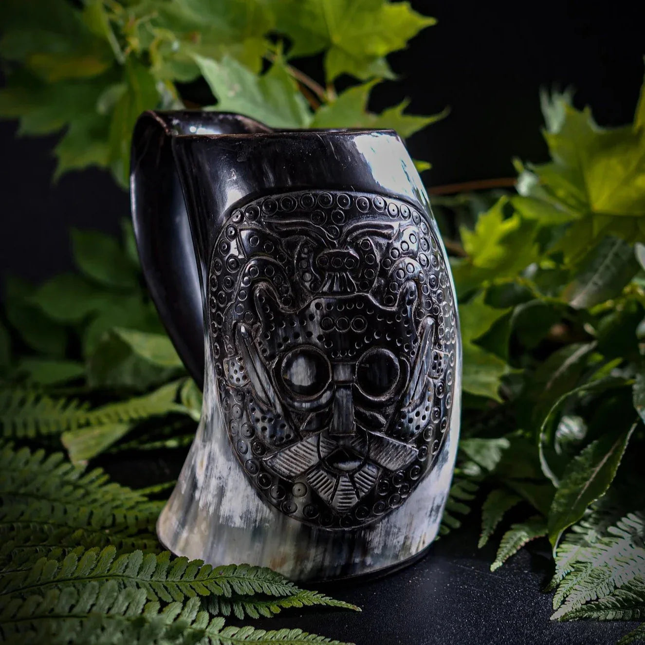 Handsnidad hornmugg, Lokemask