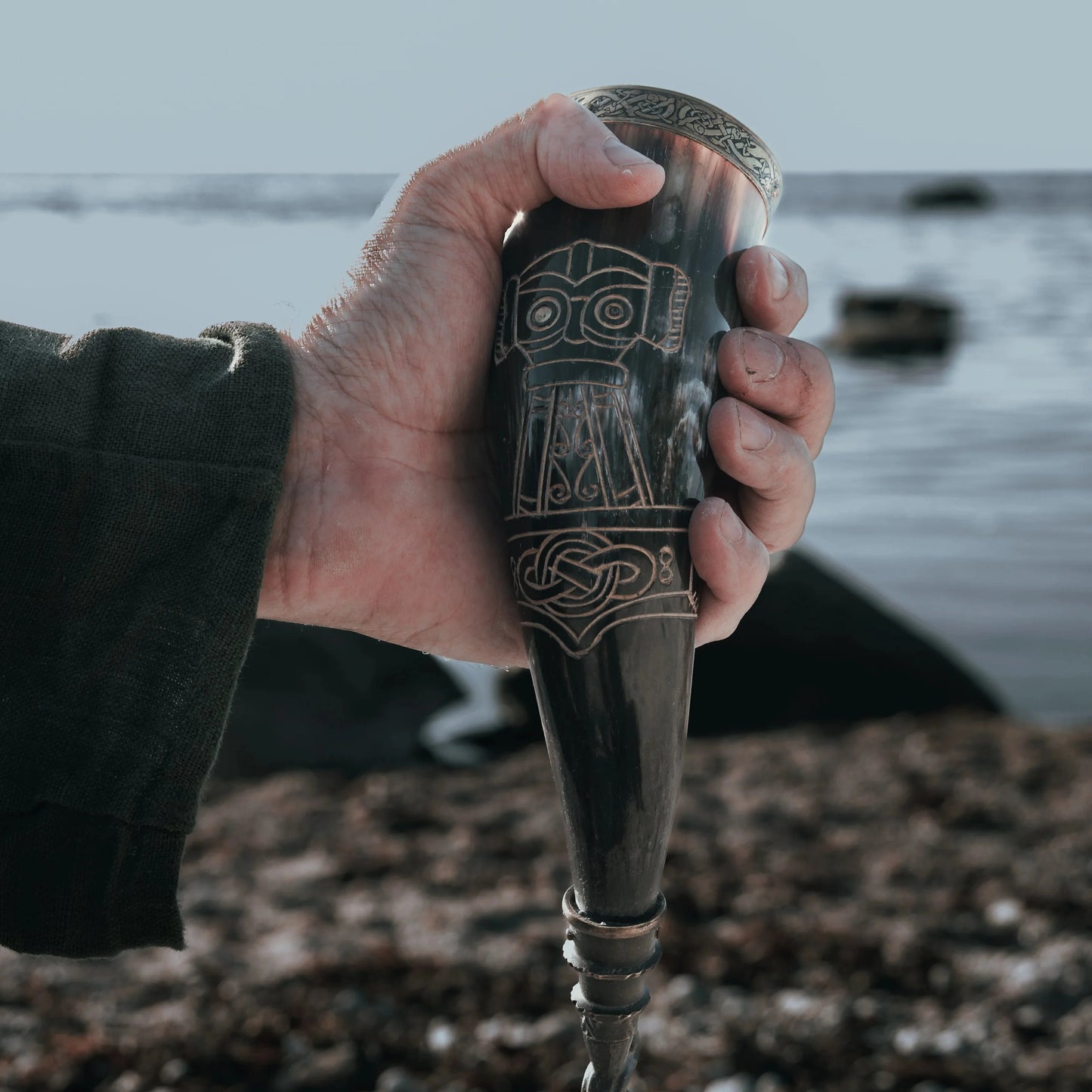 Dryckeshorn med korp och gravyr. ca 250 ml