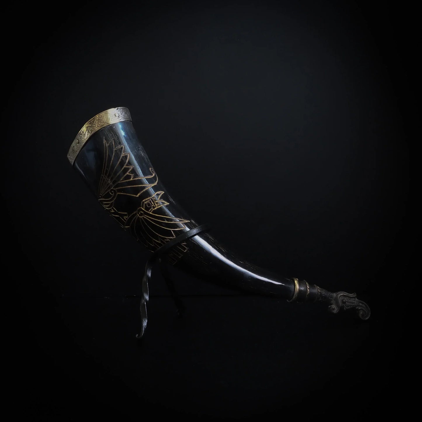 Dryckeshorn med korp och gravyr. ca 250 ml