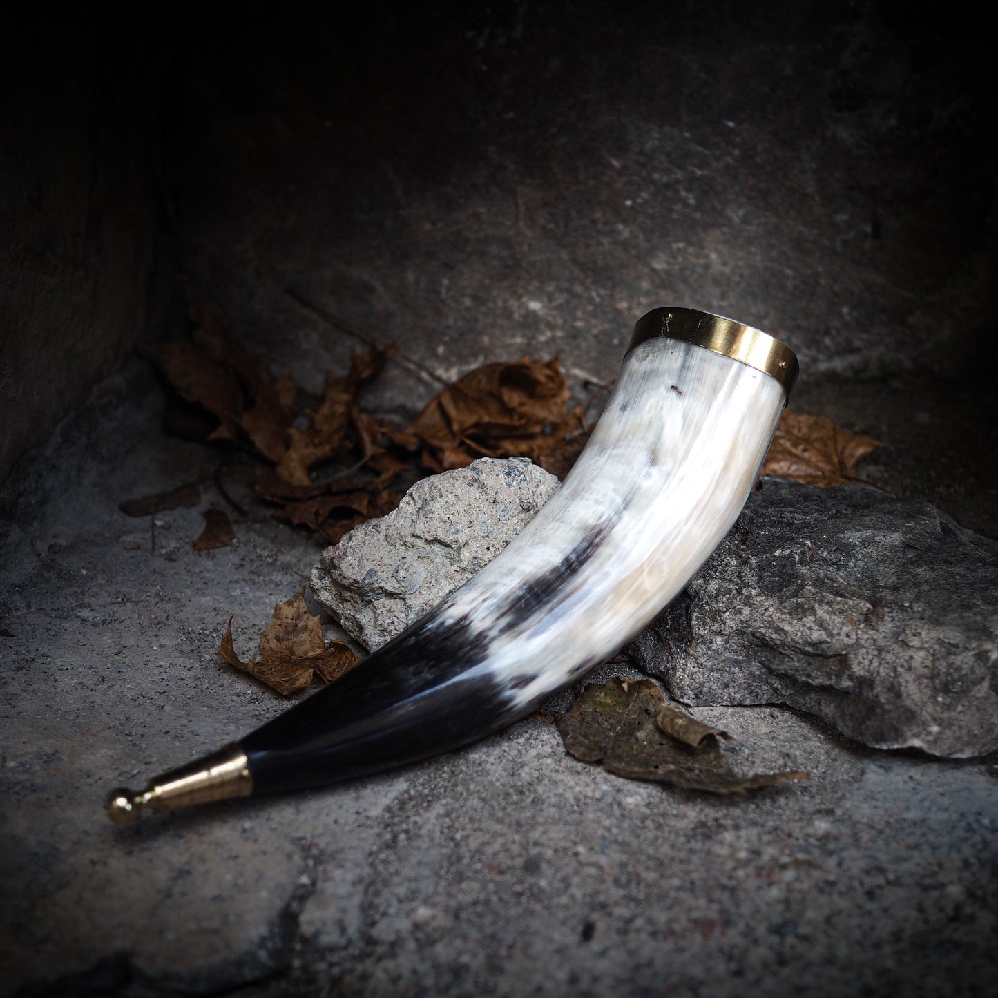 Dryckeshorn med mässingsdekor, ca 250ml