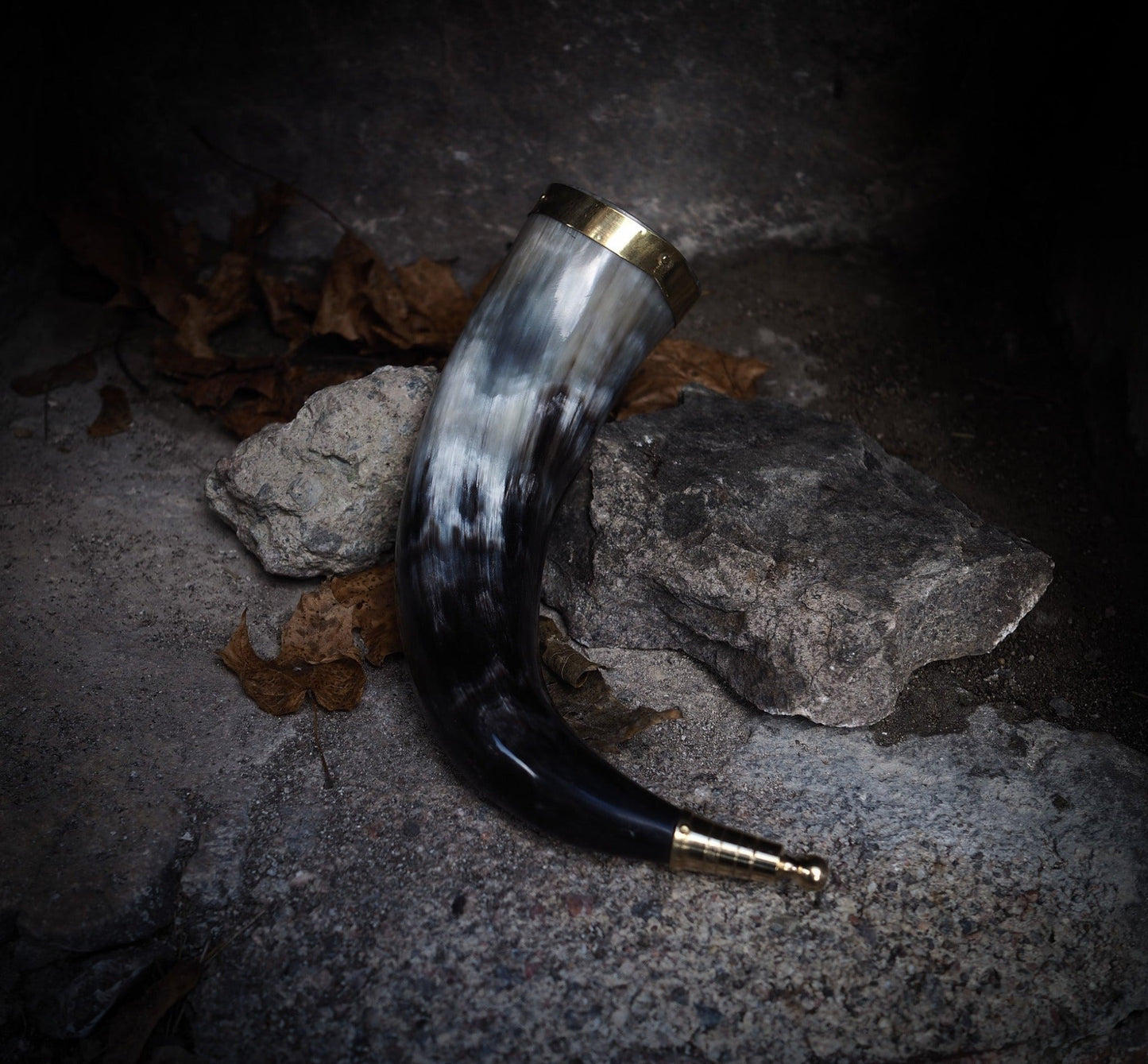 Dryckeshorn med mässingsdekor, ca 250ml