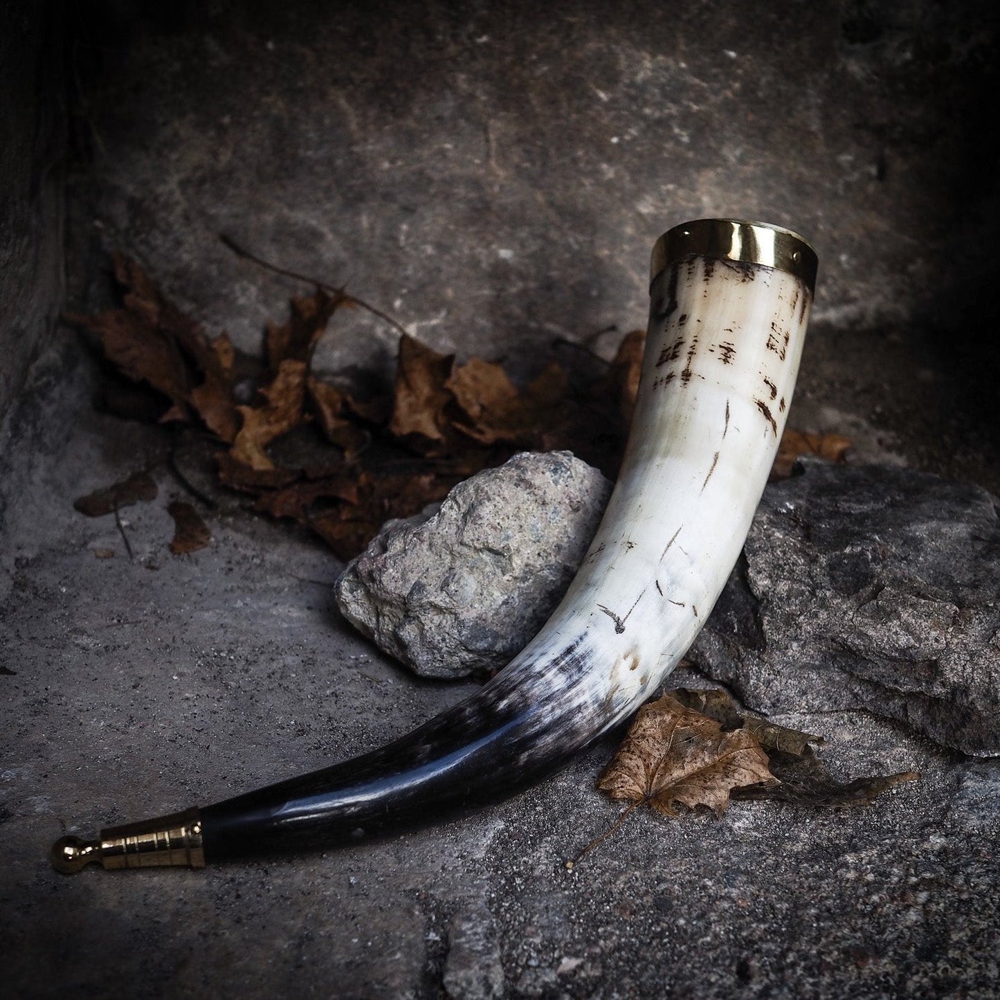 Dryckeshorn med mässingsdekor, ca 250ml