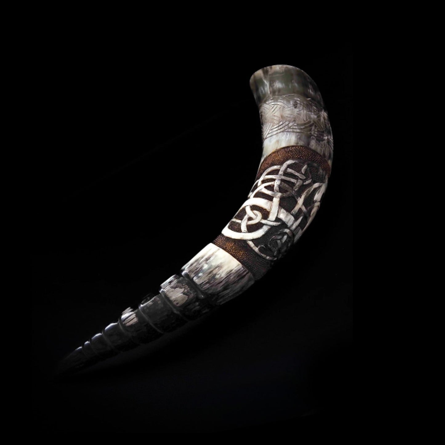 Djupt snidad dryckeshorn, Drake