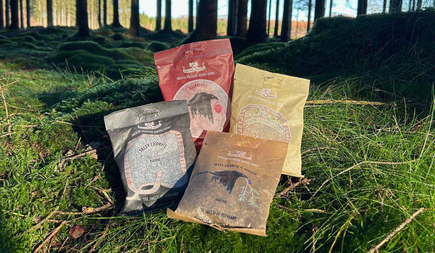 Alla påsar från Viking Sweets ligger snyggt placerade i skogen